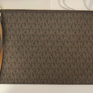 Michael Kors Envelope Wristlet EUC